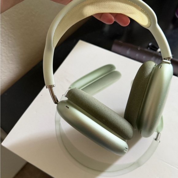 Apple AirPods Max Silver Headphones - Picture 2 of 3